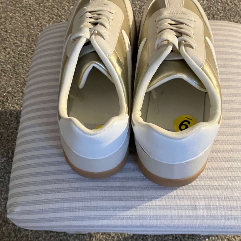 Women’s dolce-vita sneakers . NWOT - Picture 3 of 6